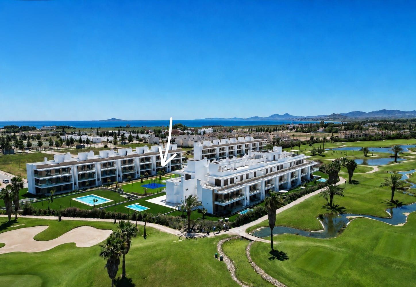 Luchtfoto van het resort La Serena Golf met zwembaden, tuinen, golfbaan en de Mar Menor