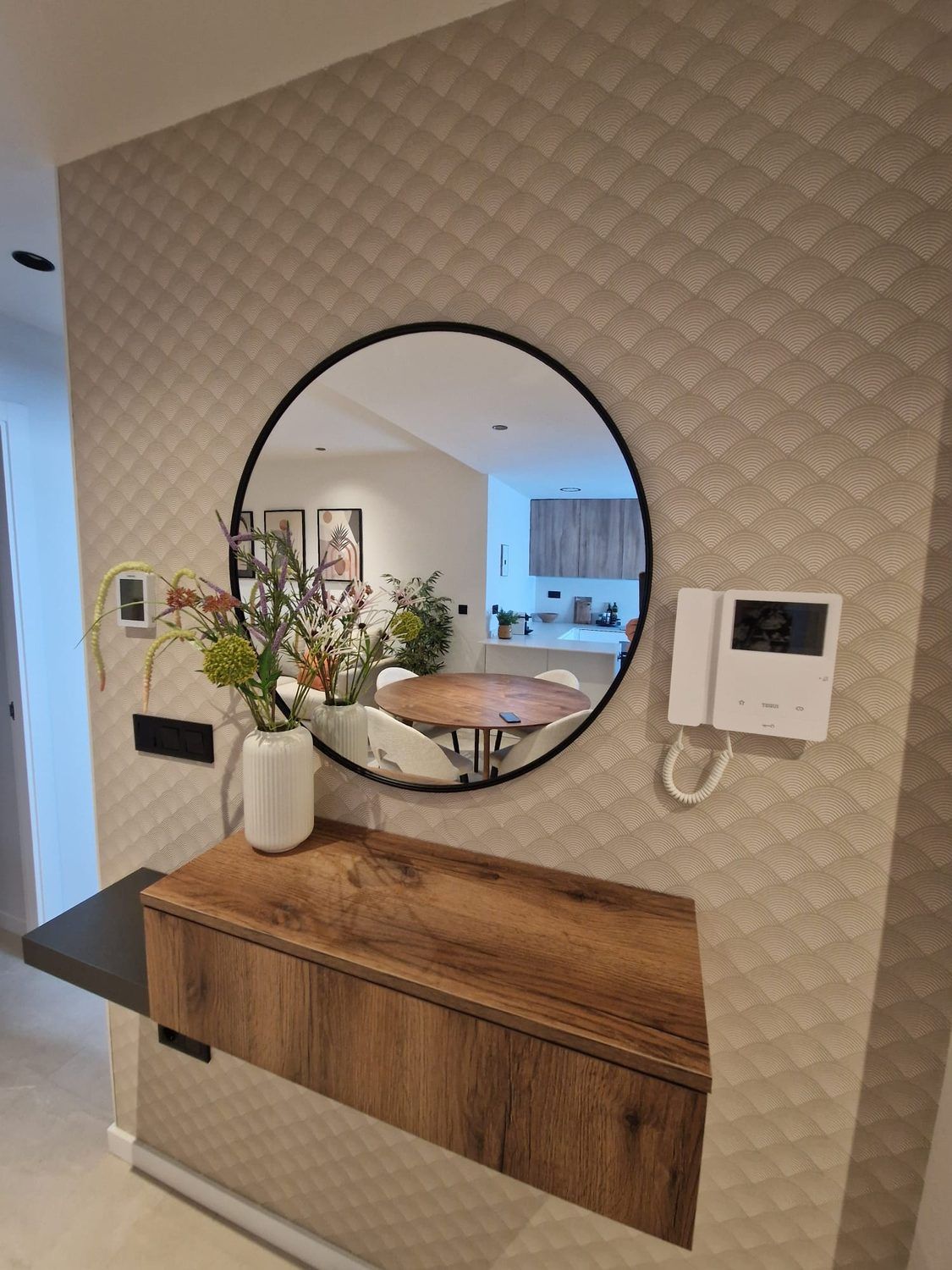 Hal met ronde spiegel en verse bloemen in Casa Serena Sol