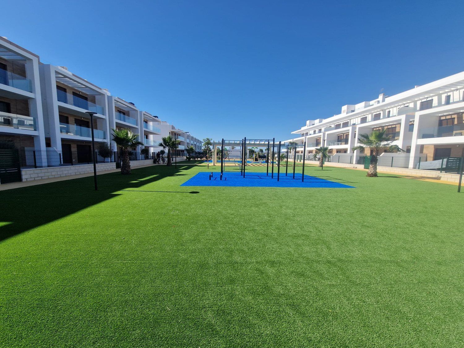 Aangelegde tuin met outdoor fitnesstoestellen