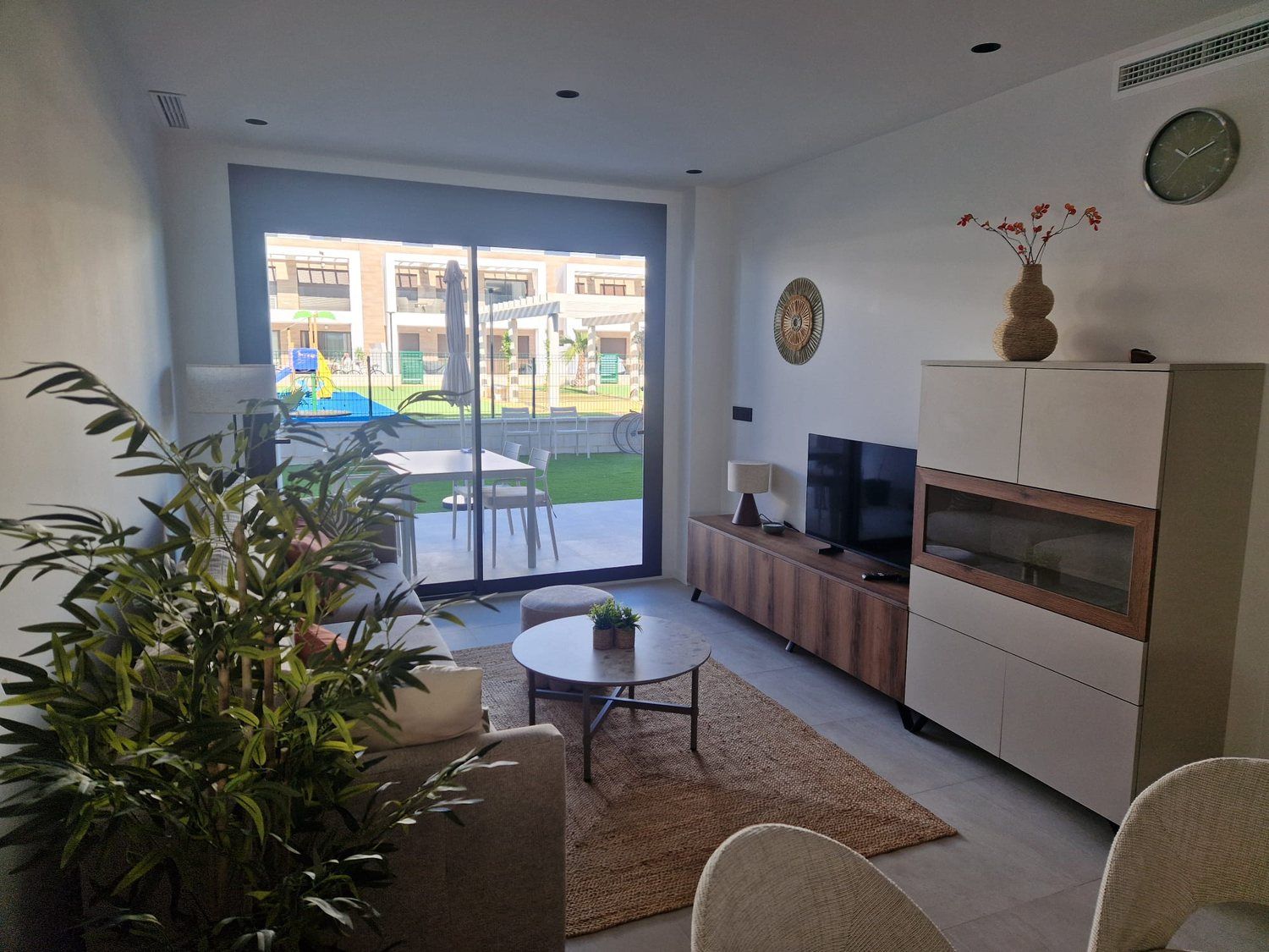 Woonkamer met zicht op het terras