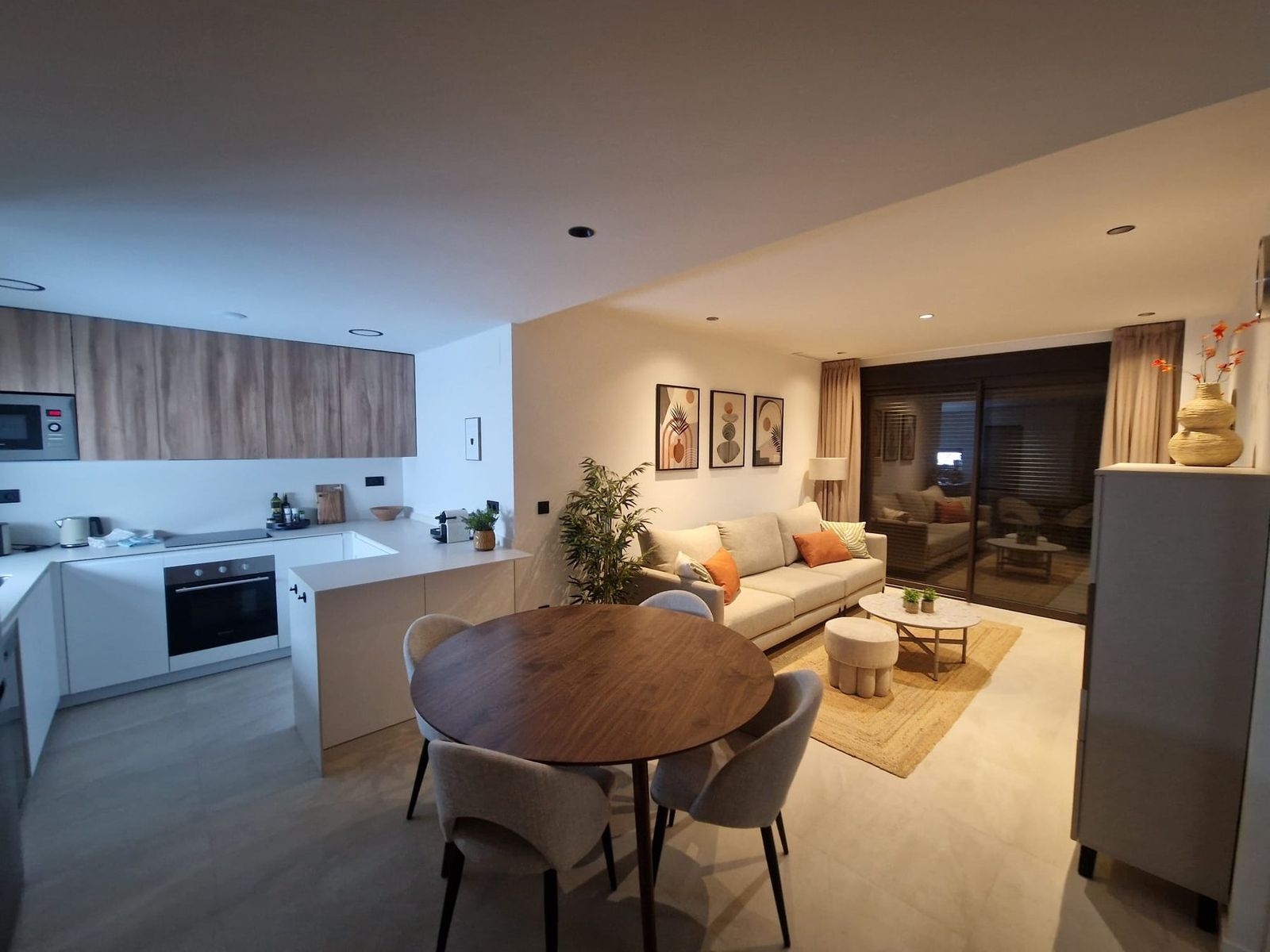 Open leefruimte met keuken en woonkamer