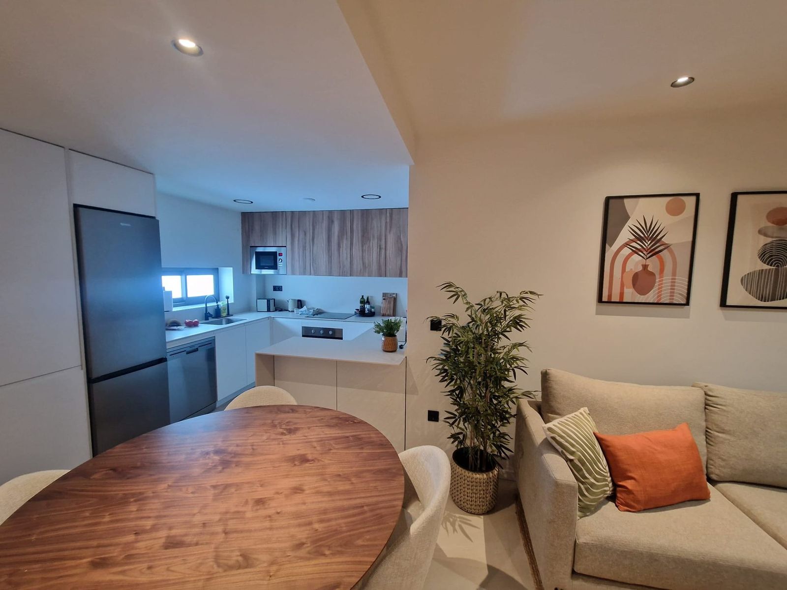 Woonkamer met bank en kunst aan de muur